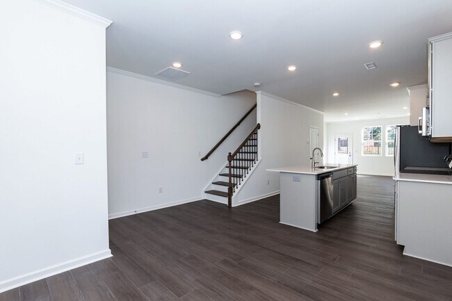 Building Photo - Three Bedroom End Unit Townhome!