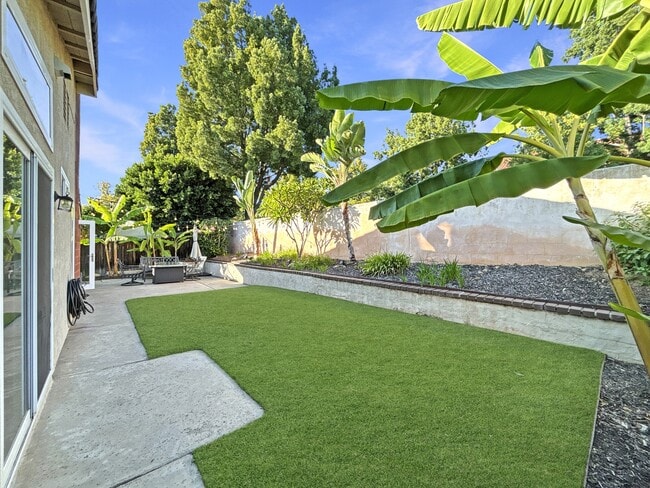 Building Photo - 5 Cll Rienda