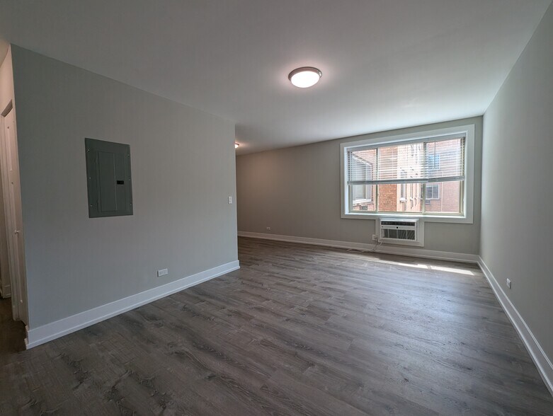 Building Photo - 542 W Surf St