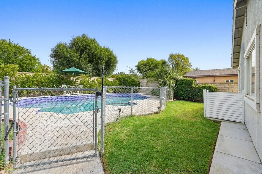 Building Photo - 27480 Cherry Creek Dr