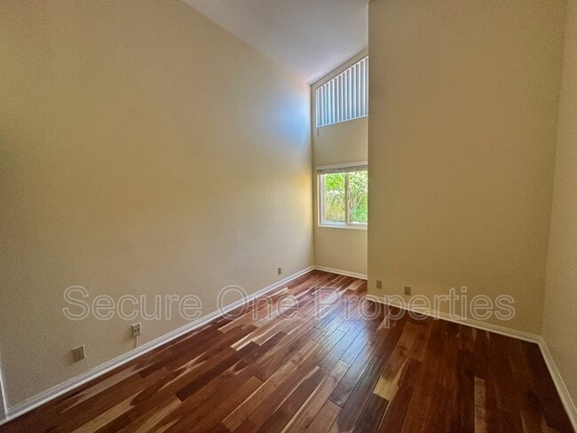 Building Photo - 530 Newhaven St