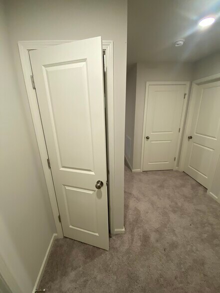 Building Photo - 427 Silo Ct