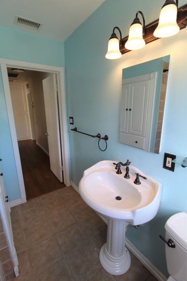 Building Photo - Quaint Midtown Ventura Home