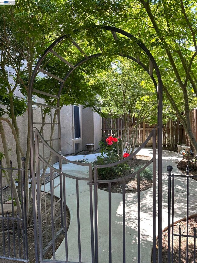 Building Photo - 2301 Mountain Springs Dr