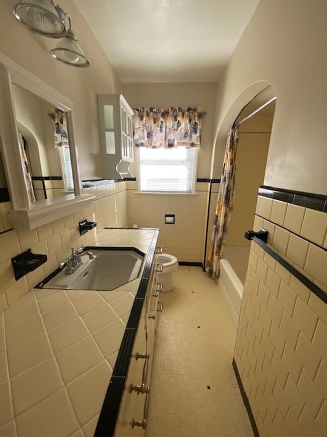 Building Photo - Maple Park LARGE 2 BR/ 2BA with 2 Car Garage & Large Fenced Yard
