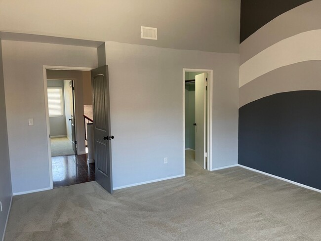 Building Photo - Secluded 2b/2.5b condo in Oxnard