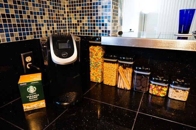 Building Photo - Furnished 2 bedroom Condo with view of Lake Union