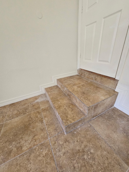 Building Photo - 1535 Los Flores Dr