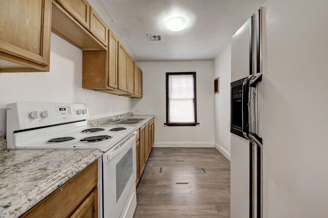 Building Photo - Cozy 2BD/1BTH Home Move In Ready Minutes f...