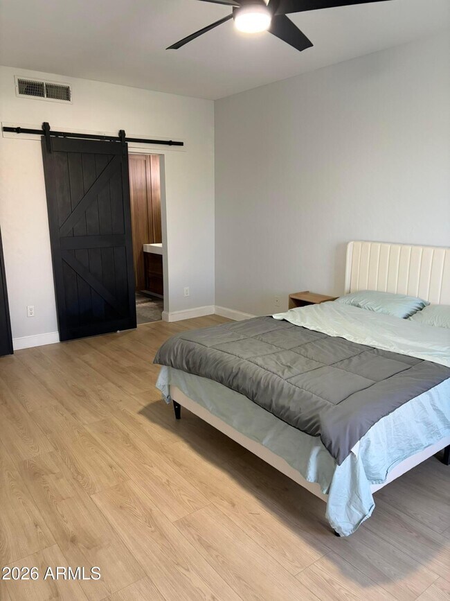 Building Photo - 768 E Irma Ln