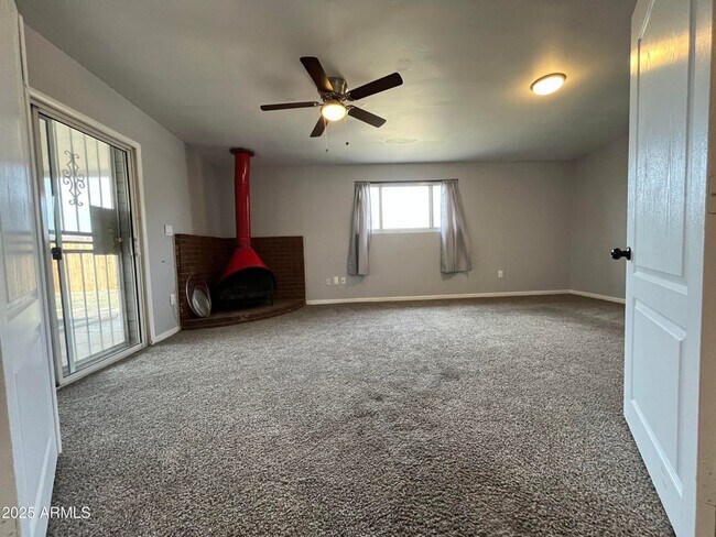 Building Photo - Amazing 3 Bedroom 2 Bath home in Tempe