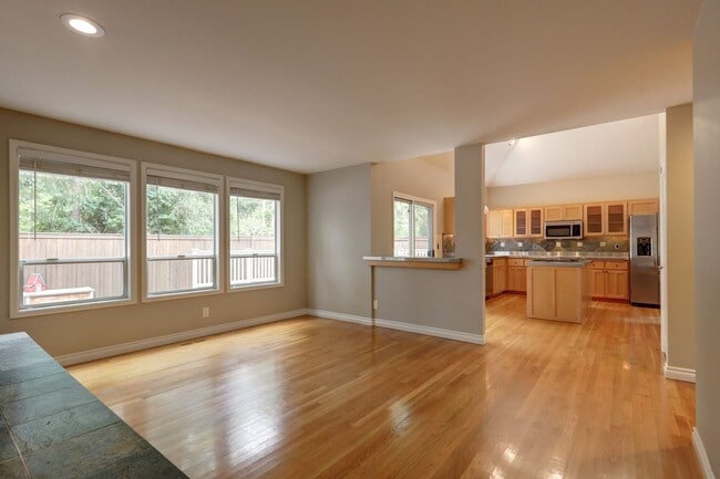 Building Photo - Beautifully Remodeled Home with Gourmet Kitchen & Fenced Yard in Klahanie