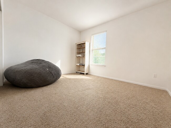 Building Photo - Experience modern & expansive living in this corner-lot 5Bedrooms/3.5Bath home at Ocala!