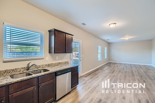 Building Photo - 3479 Sandstone Trail SE