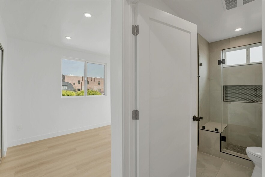 Building Photo - 2116 E 2nd St