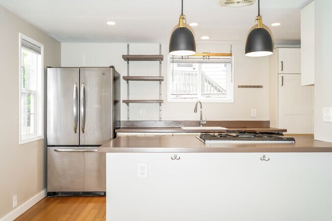 Building Photo - Inviting 3bed Seattle Home with Garage, Yard, and Parking!