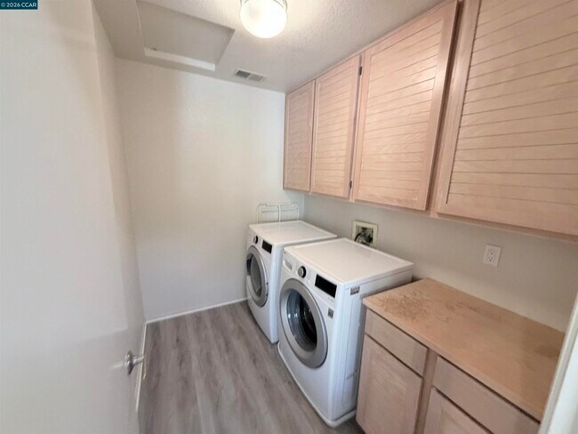 Building Photo - 801 Lakemont Pl