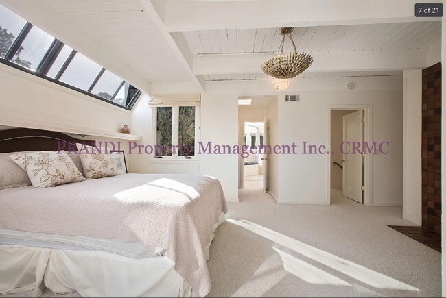 Building Photo - COMING SOON! Upgraded Townhouse with Spect...