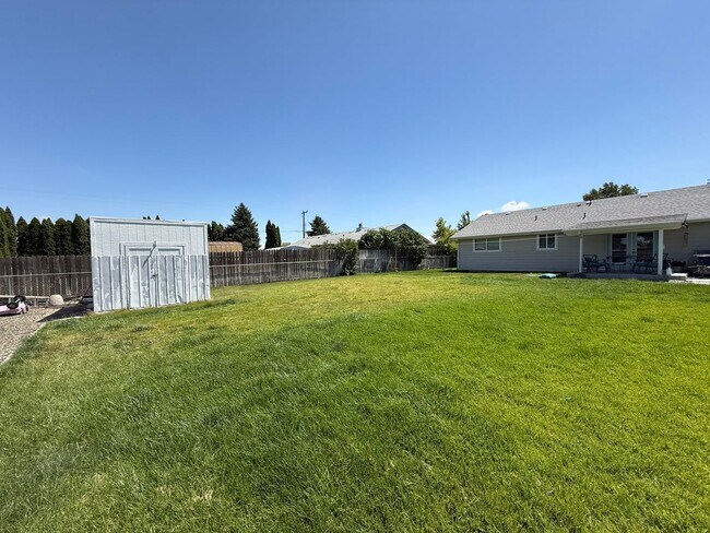 Building Photo - Spacious Kennewick Home with RV Parking & Incredible Outdoor Living!