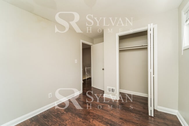 Building Photo - The living is easy in this 3 bedroom, 1 ba...