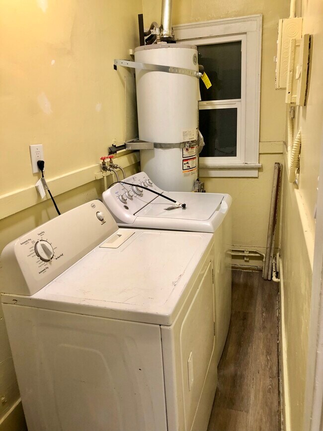 Building Photo - 420 S Berendo St