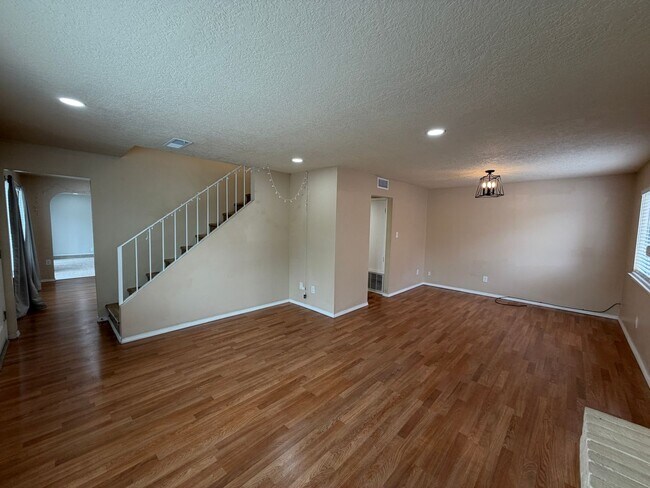 Building Photo - 3 Bedroom Updated Home Available Near Montano Rd NW & Unser Blvd NW!