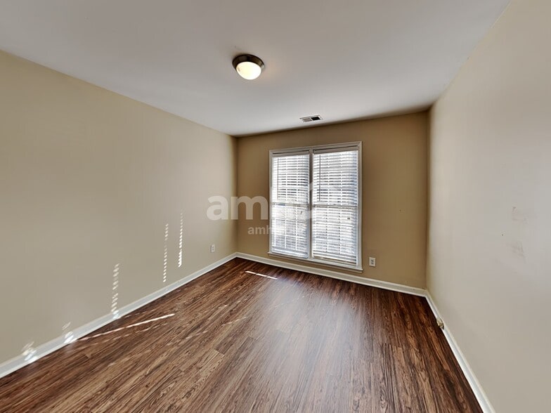 Building Photo - 201 Red Oak Ln