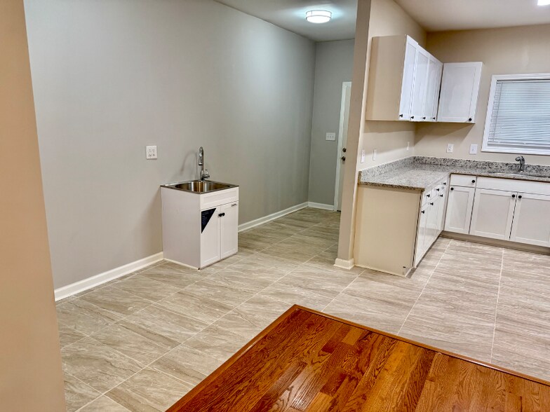 Building Photo - 557 Handyman Ct