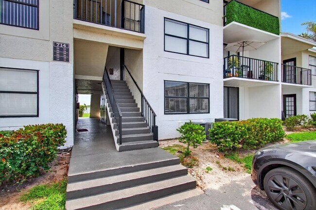 Building Photo - 714 Executive Center Dr