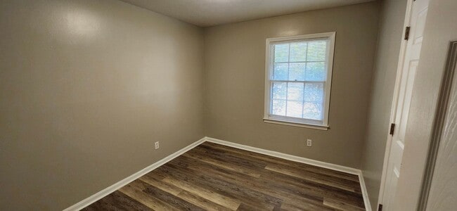 Building Photo - 3 Bedroom Home North Columbus