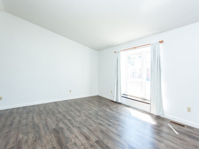 Building Photo - 743 Eaglebrooke Dr