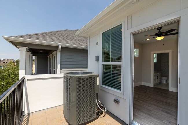 Building Photo - 1421 W 23rd St