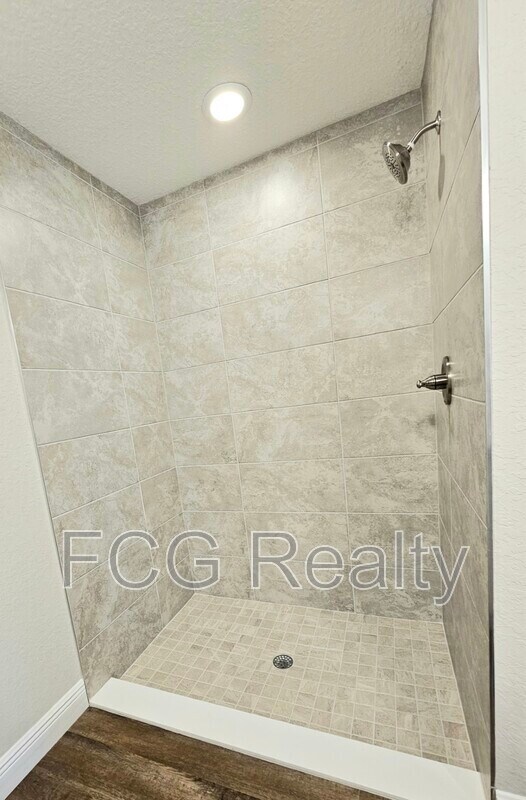 Building Photo - 212 Oak Ln