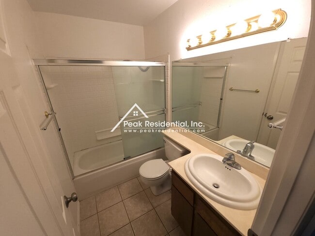 Building Photo - Cute Florin Area 3bd/2ba House with 2 Car ...