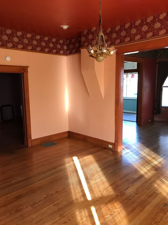 Building Photo - HISTORIC QUEEN ANNE 3 Bedroom  2 Bath