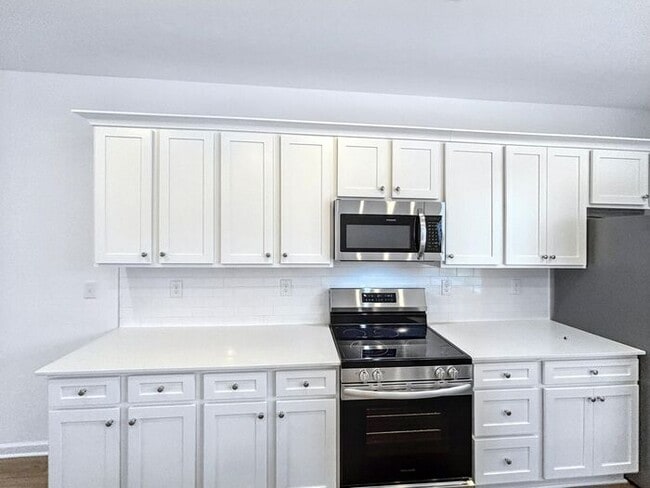 Building Photo - 4-Bedroom Home with Scenic Views and Conve...