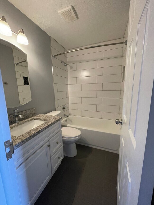 Building Photo - Bexvie Village Townhomes - Renovated unit