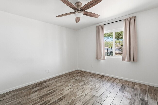 Building Photo - 1329 E Cholla St