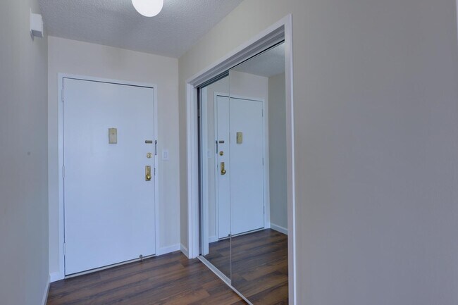 Building Photo - 1332 Harmon Cove Tower