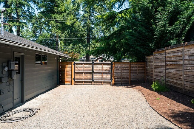 Building Photo - Charming Mid-Century Home in Lake Oswego S...
