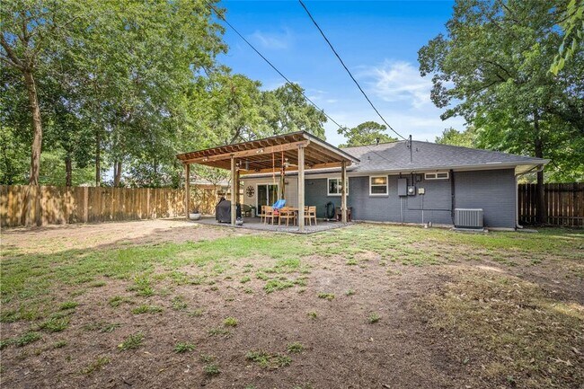Building Photo - 2327 Chantilly Ln