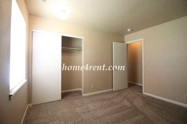 Building Photo - Cozy Olathe Ranch Style Home w/ Wood Floors!
