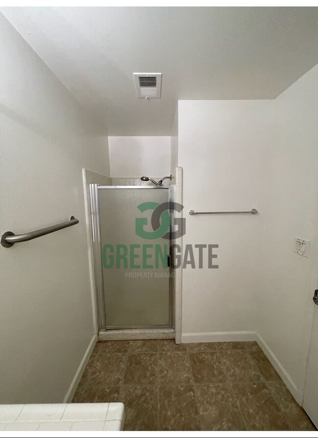 Building Photo - Spacious 4Bedroom 2Bath AVAILABLE NOW in Modesto!!