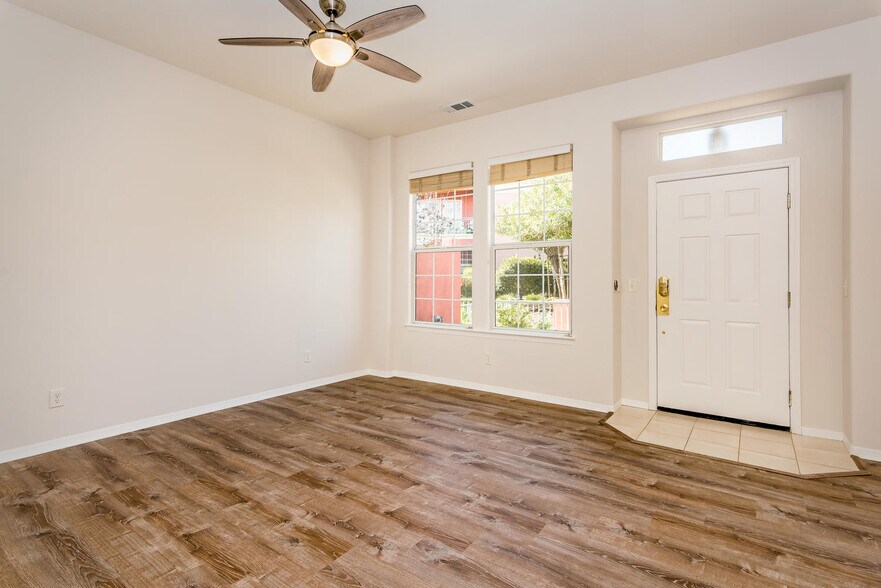 Building Photo - 903 Lawrence Dr