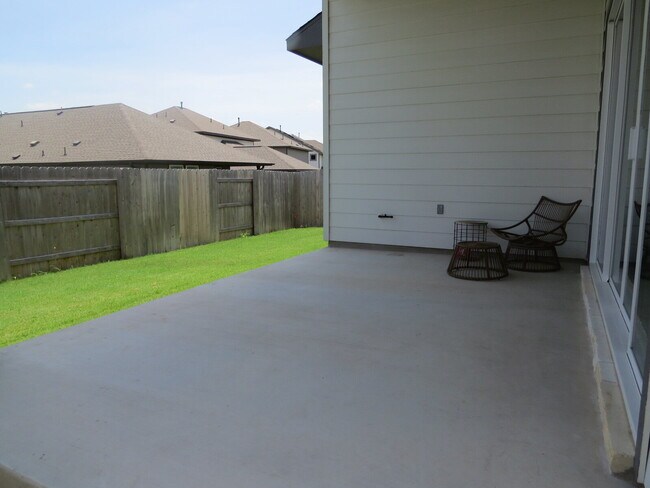 Building Photo - 404 Lariat Lp
