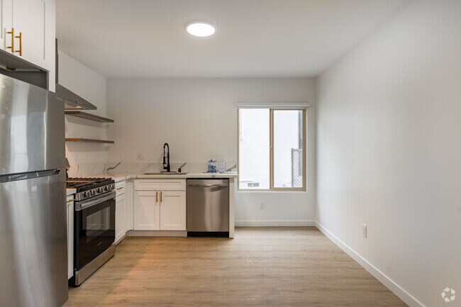 2BR, 2BA - 900SF - Kitchen - 3160 Warwick Ave.