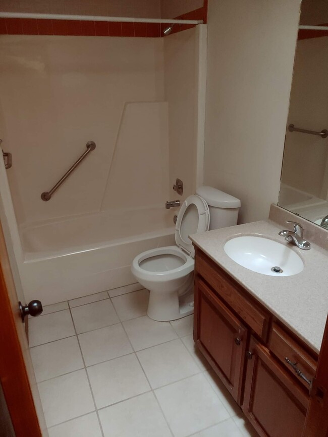 Guest bathroom - 1718 Lionsgate Cir