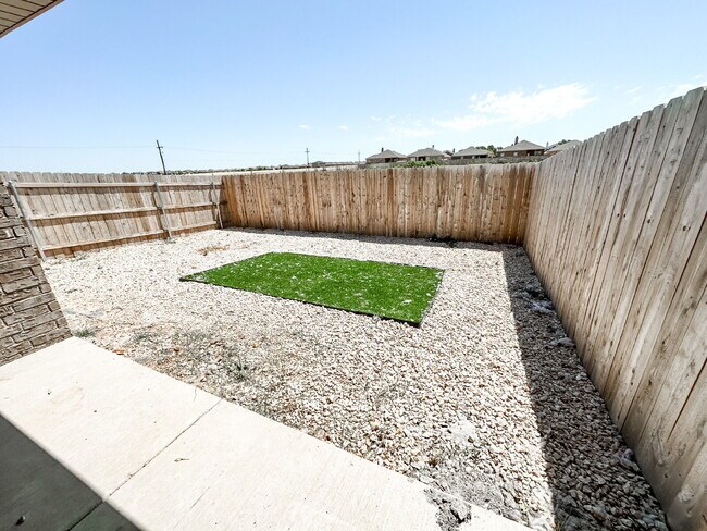 Building Photo - 3-Bedroom Duplex in Frenship ISD!