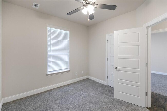 Building Photo - 411 Linda Ln