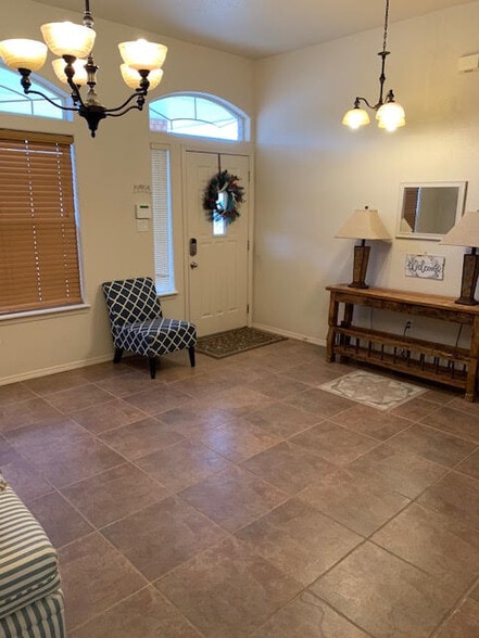 Entry - 3559 Rosewood Ave